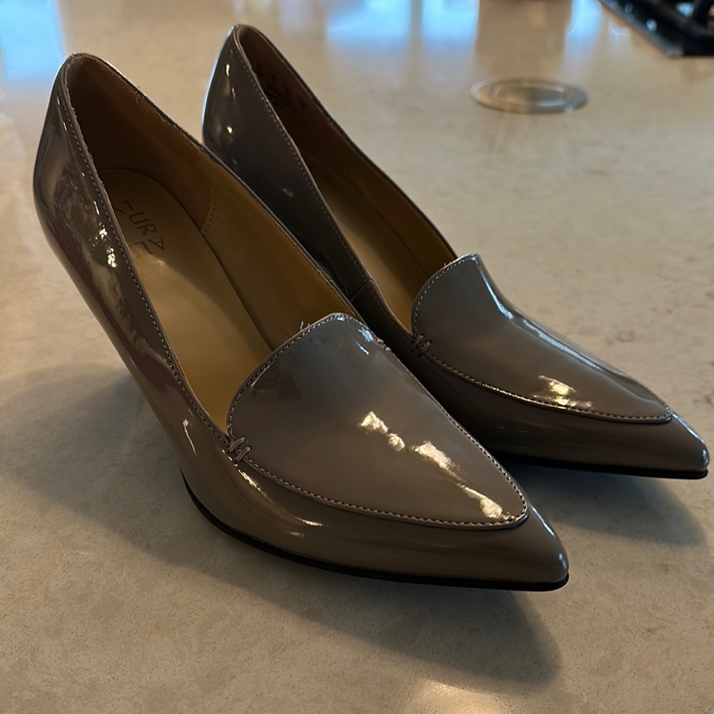 Naturalized gray patentt leather 8M